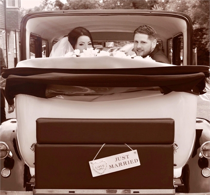 Sonning-golf-club-Old-car-wedding-couple