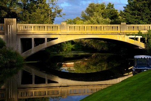 Le-Talbooth-Bridge-over-River