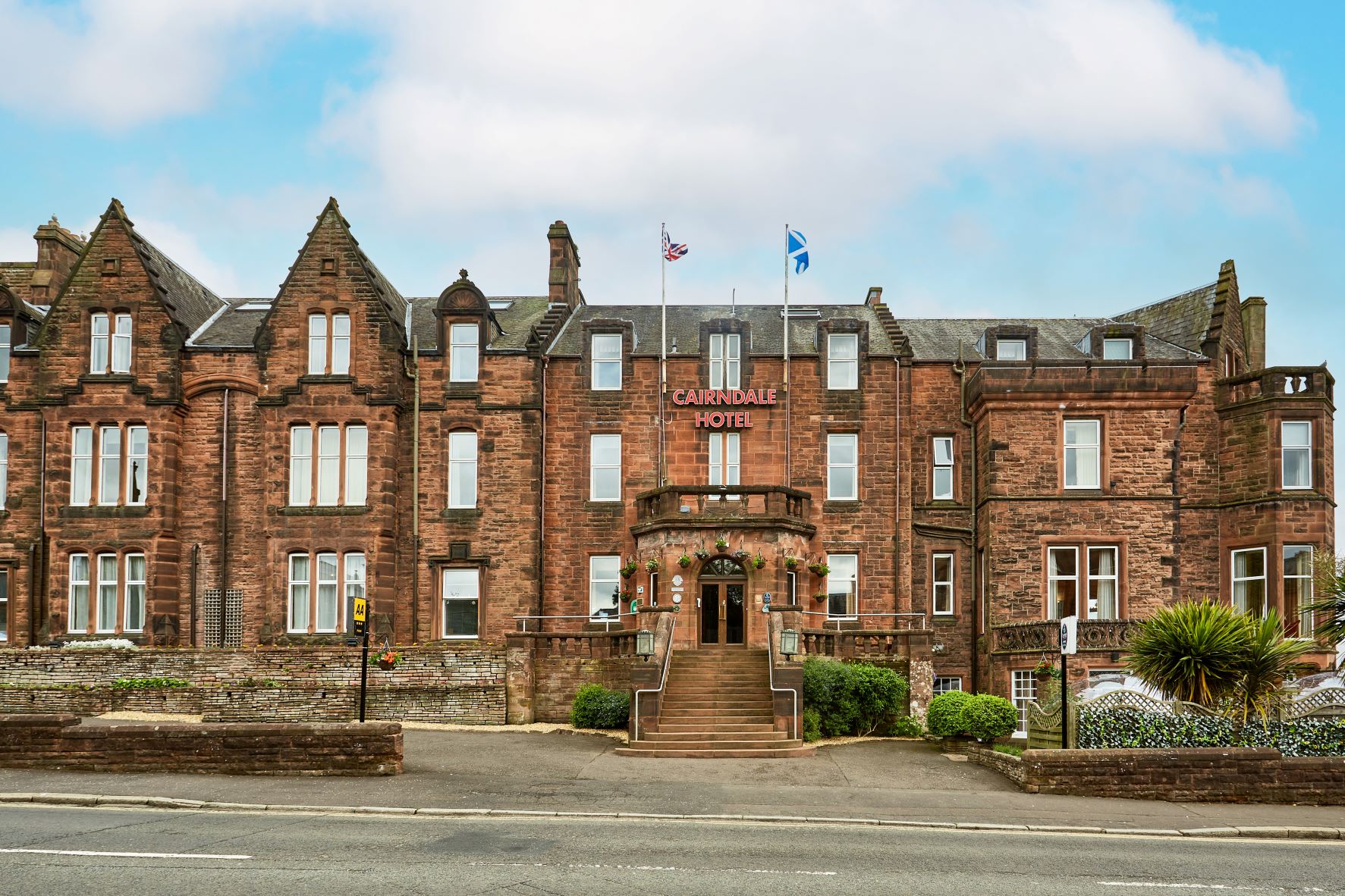 Cairndale Hotel Exterior