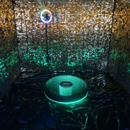 360 infinity photo booth in shimmer enclosure  260x260
