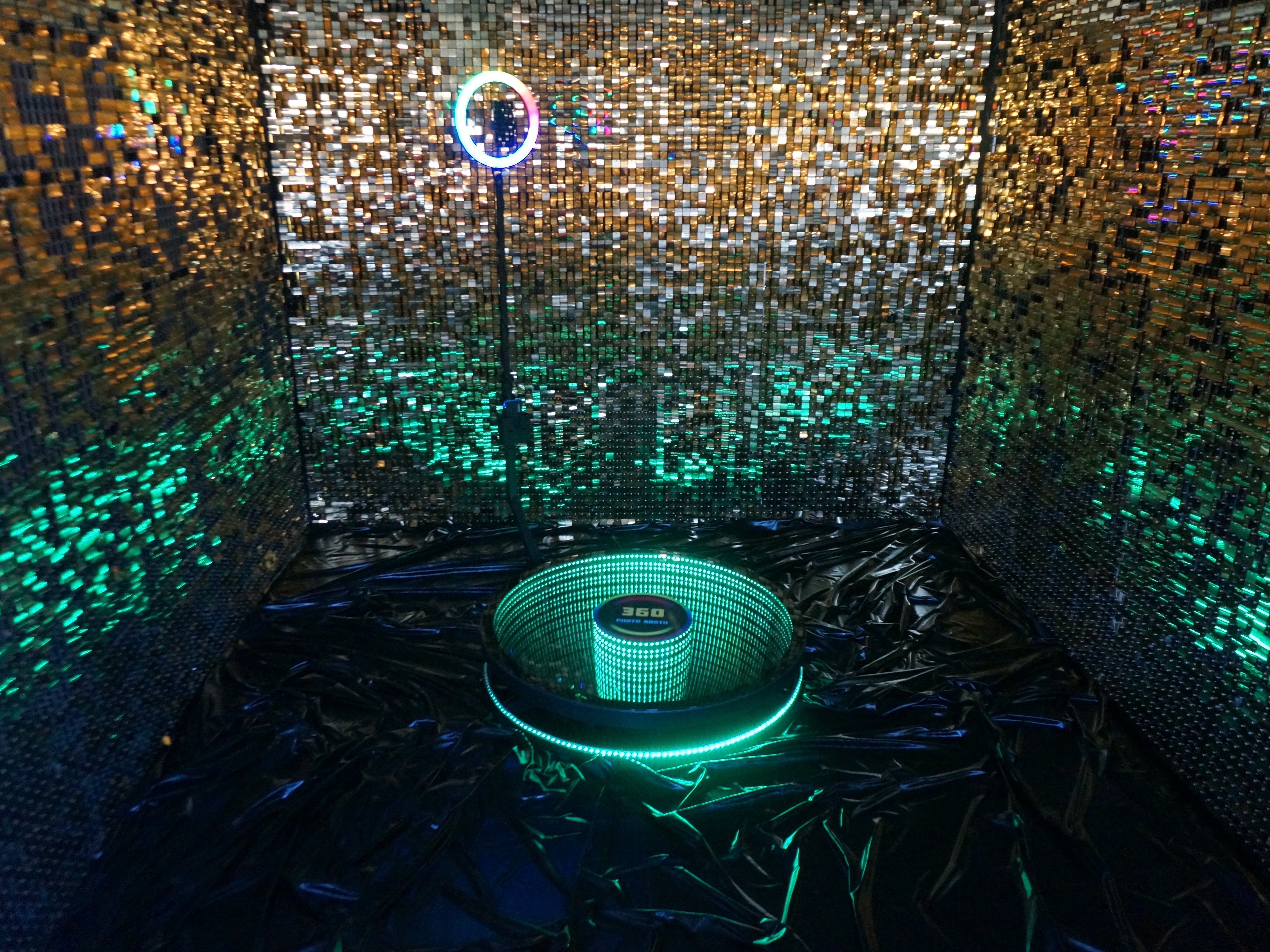 360 infinity photo booth in shimmer enclosure