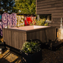 BethnalBec Luxury Stays Outdoor Bath Hottub Hertfordshire 2 260x260