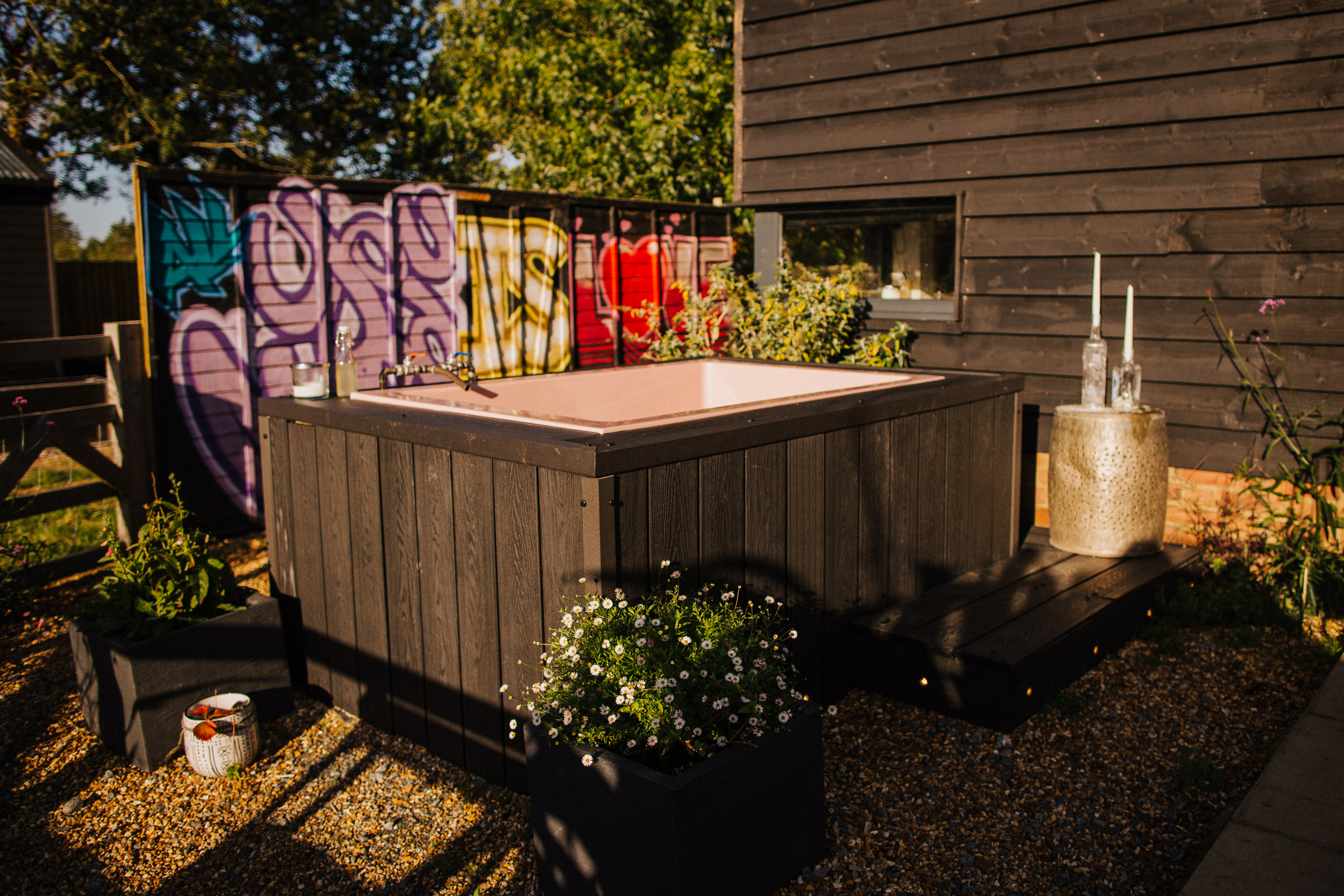 BethnalBec Luxury Stays Outdoor Bath Hottub Hertfordshire 2
