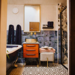 BethnalBec Luxury Stays The Foaling Box Bathroom 8 260x260