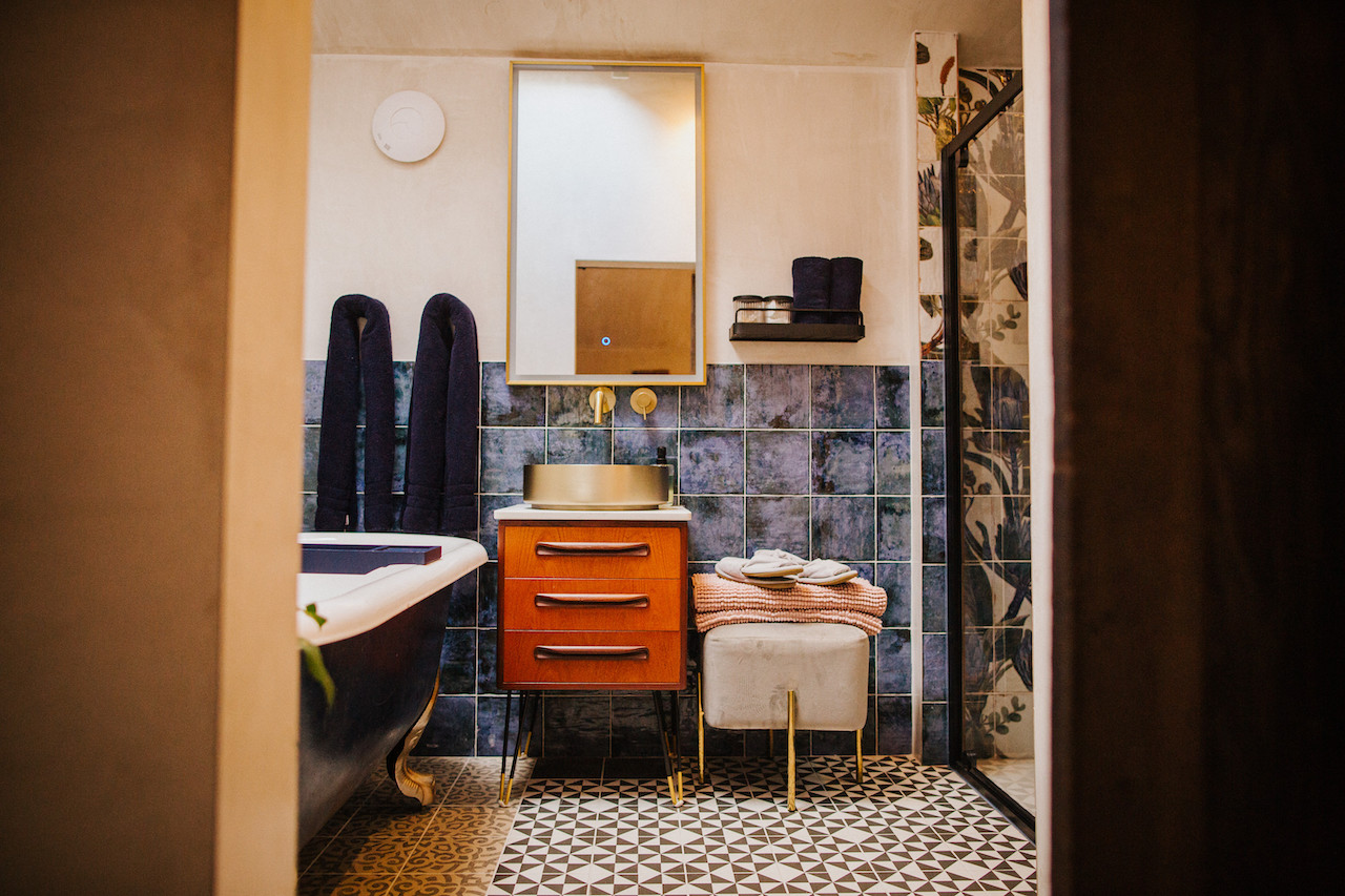 BethnalBec Luxury Stays The Foaling Box Bathroom 8