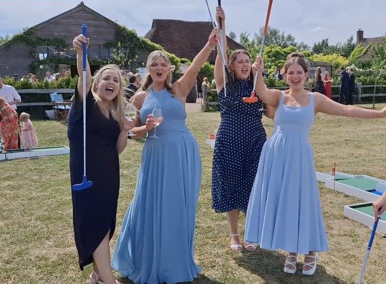 female guests playing mini golf at wedding1lq
