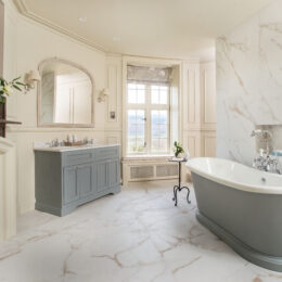 Dyfi Suite bathroom