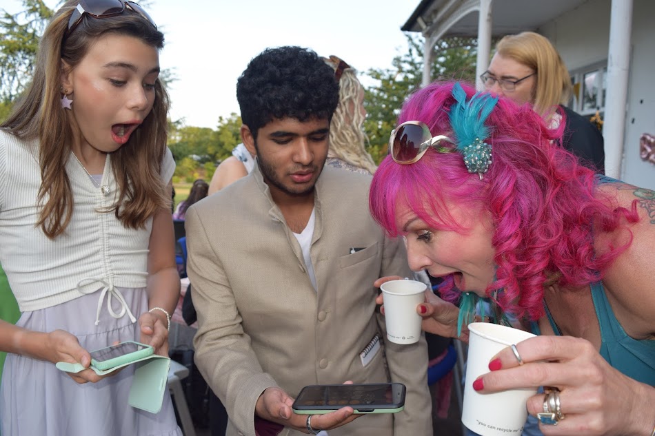 Cambridge magician providing close up magic entertainment for weddings corporate events and parties in Cambridge